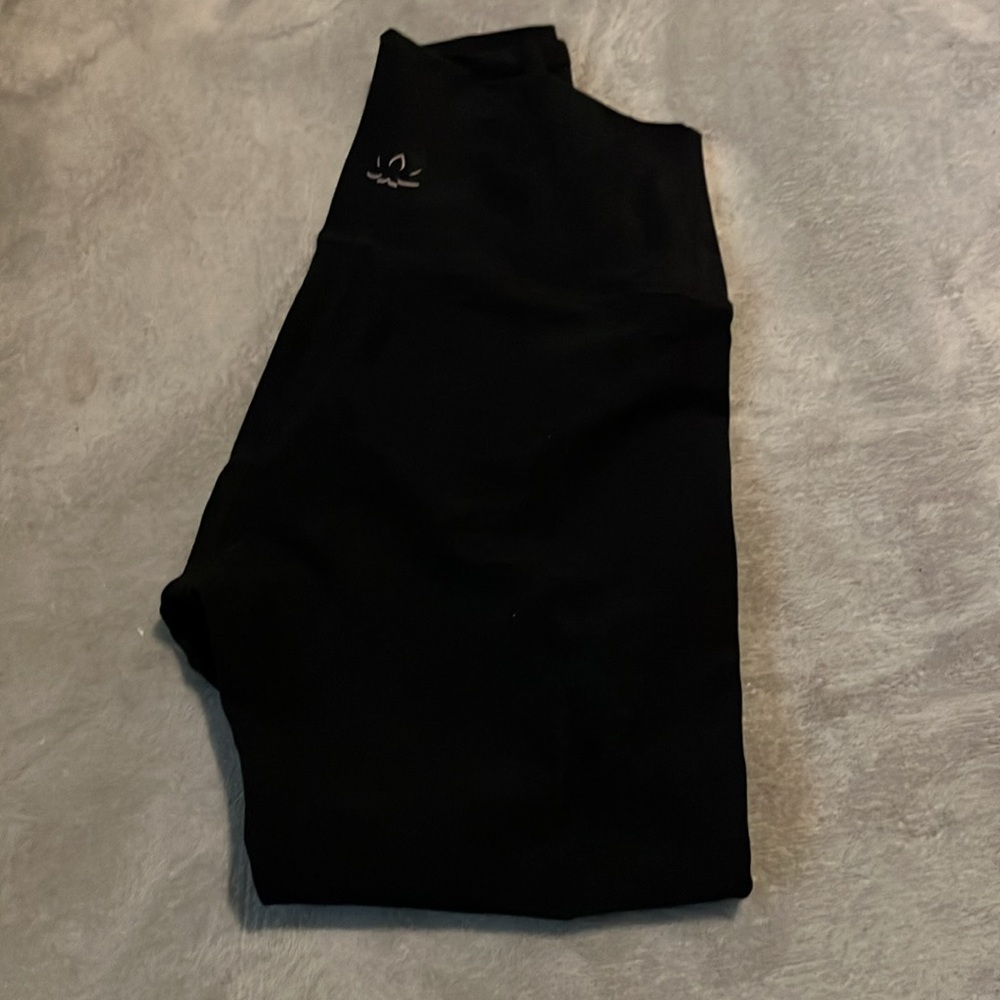 Beyond yoga size small black work out set